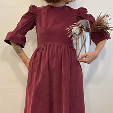 Load image into Gallery viewer, Abito Batsheva color bordeaux a coste