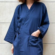 Load image into Gallery viewer, Yukata blu con stampa Crisantemo