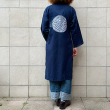 Load image into Gallery viewer, Yukata blu con stampa Crisantemo