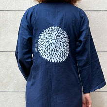Load image into Gallery viewer, Yukata blu con stampa Crisantemo
