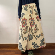 Load image into Gallery viewer, Gonna Mei-Drama sartoriale realizzata con tessuto di tappezzeria vintage