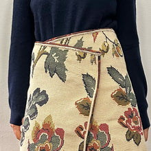 Load image into Gallery viewer, Gonna Mei-Drama sartoriale realizzata con tessuto di tappezzeria vintage