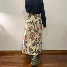 Load image into Gallery viewer, Gonna Mei-Drama sartoriale realizzata con tessuto di tappezzeria vintage