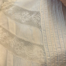 Load image into Gallery viewer, Abito antica camicia da notte bianca con inserti in pizzo