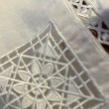 Load image into Gallery viewer, Abito bianco con inserti in pizzo 80s