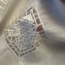 Load image into Gallery viewer, Abito bianco con inserti in pizzo 80s