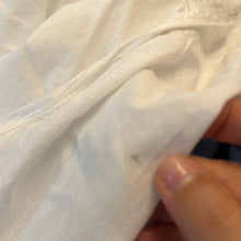 Load image into Gallery viewer, Abito antica camicia da notte bianca con inserti in pizzo