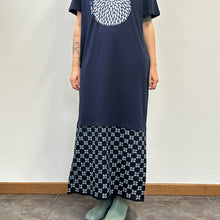 Load image into Gallery viewer, Maxi Dress Navy con stampa Crisantemo con tessuto antico giapponese kasuri