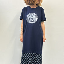 Load image into Gallery viewer, Maxi Dress Navy con stampa Crisantemo con tessuto antico giapponese kasuri