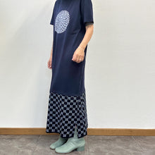 Load image into Gallery viewer, Maxi Dress Navy con stampa Crisantemo con tessuto antico giapponese kasuri