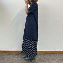 Load image into Gallery viewer, Maxi Dress Navy con stampa Crisantemo con tessuto antico giapponese kasuri