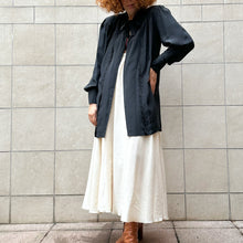 Load image into Gallery viewer, Blusa nera in seta fine 70s primi 80s vintage
