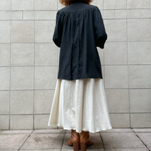 Load image into Gallery viewer, Blusa nera in seta fine 70s primi 80s vintage