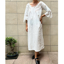 Load image into Gallery viewer, Abito antica camicia da notte bianca con inserti in pizzo