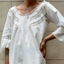 Load image into Gallery viewer, Abito antica camicia da notte bianca con inserti in pizzo
