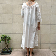 Load image into Gallery viewer, Abito antica camicia da notte bianca con inserti in pizzo