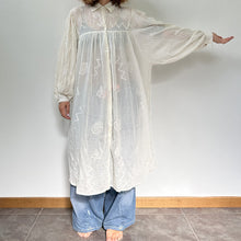 Load image into Gallery viewer, Abito bianco a camicia con ricami