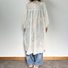 Load image into Gallery viewer, Abito bianco a camicia con ricami