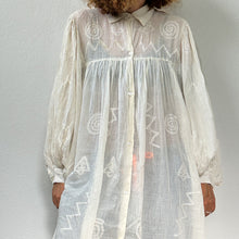 Load image into Gallery viewer, Abito bianco a camicia con ricami
