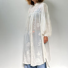 Load image into Gallery viewer, Abito bianco a camicia con ricami