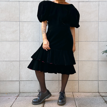 Load image into Gallery viewer, Abito Victor Costa in velluto nero 80s