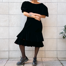 Load image into Gallery viewer, Abito Victor Costa in velluto nero 80s