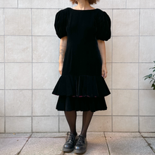 Load image into Gallery viewer, Abito Victor Costa in velluto nero 80s