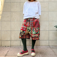 Load image into Gallery viewer, Bermuda UP sartoriali realizzati con tessuto da teppezzeria vintage