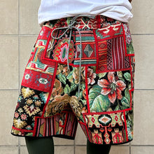Load image into Gallery viewer, Bermuda UP sartoriali realizzati con tessuto da teppezzeria vintage