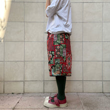 Load image into Gallery viewer, Bermuda UP sartoriali realizzati con tessuto da teppezzeria vintage