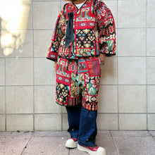 Load image into Gallery viewer, Bermuda UP sartoriali realizzati con tessuto da teppezzeria vintage