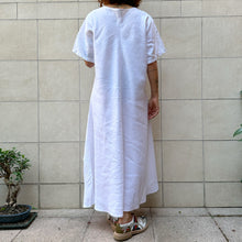 Load image into Gallery viewer, Abito bianco con inserti in pizzo 80s