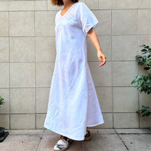 Load image into Gallery viewer, Abito bianco con inserti in pizzo 80s