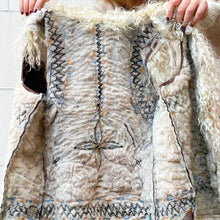 Load image into Gallery viewer, Gilet in montone afghano ricamato vintage