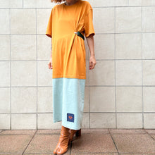 Load image into Gallery viewer, Mollami Dress Ocra/Aloe con martingala verde bottiglia