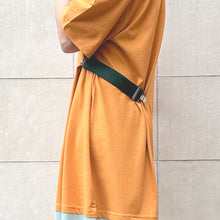 Load image into Gallery viewer, Mollami Dress Ocra/Aloe con martingala verde bottiglia