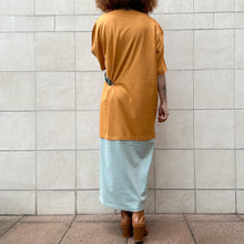 Load image into Gallery viewer, Mollami Dress Ocra/Aloe con martingala verde bottiglia