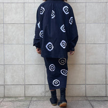 Load image into Gallery viewer, Completo camicia e gonna blu stampe shibory style