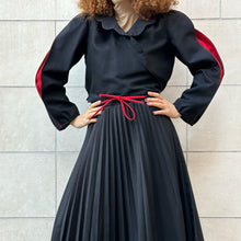 Load image into Gallery viewer, Blusa nera con inserti rossi 80s