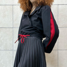 Load image into Gallery viewer, Blusa nera con inserti rossi 80s