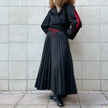 Load image into Gallery viewer, Blusa nera con inserti rossi 80s