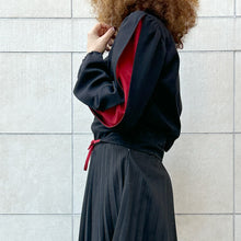 Load image into Gallery viewer, Blusa nera con inserti rossi 80s