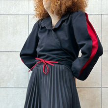 Load image into Gallery viewer, Blusa nera con inserti rossi 80s