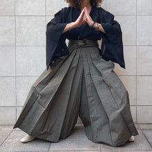Load image into Gallery viewer, Hakama gonna a pantalone tradizionale giapponese