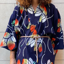 Load image into Gallery viewer, Yukata Japan in cotone blu con stampe floreali 70s