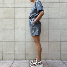 Load image into Gallery viewer, Tuta sartoriale color denim con stampe bianche 90s