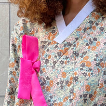 Load image into Gallery viewer, Jeogori giacca Hanbok sartoriale color nude con fiori sui toni del rosa