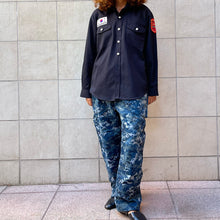 Load image into Gallery viewer, Camicia nera con toppe