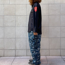 Load image into Gallery viewer, Camicia nera con toppe