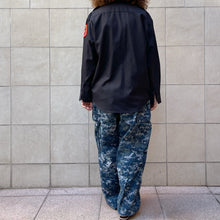 Load image into Gallery viewer, Camicia nera con toppe